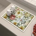 Vista dettagliata del tappetino asciugapiatti floreale vintage, superficie assorbente e antiscivolo. - Hulai Yuan