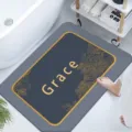 Vista detallada de alfombrilla de baño gris en tierra de diatomeas con estampado floral y Grace. - Diatomita-4