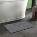 Alfombra de baño de tierra de diatomeas gris con líneas blancas, antideslizante. - 40x60cm (Diatomea Mejorada) / Rayado Gris Oscuro y Blanco