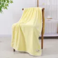 Κίτρινη πετσέτα μπάνιου από κοραλλιογενές fleece με λευκό τελείωμα απαλή απορροφητική - 70*140cm / Ανοιχτό κίτρινο
