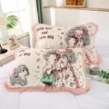 Verdikte wolk katoen kussensloop met cartoon meisje print en delicate kanten rand voor slaapzaal. - Meisje met Krullend Haar