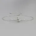 Vue détaillée du bracelet de cheville serpent strass avec texture matelassée et cristaux verts. - Argent