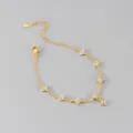 Vergoldetes Kleeblatt Zirkon Armband Detail, filigrane Kette mit glänzenden Zirkonia Anhängern. - Gold