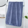 Serviette visage corail polaire rayée bleue, serviette absorbante douce pour usage quotidien. - Bleu