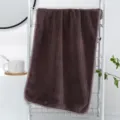 Serviette de visage en polaire corail épaissie à rayures, douce et très absorbante. - Marron