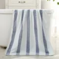 Weiches gestreiftes Korallenfleece Badetuch saugfähiges Duschtuch für den täglichen Gebrauch. - Blau