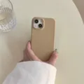 Primo piano della custodia per cellulare in pelle beige minimalista, morbida al tatto. - Marrone / iPhone 11