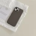 Vista dettagliata della custodia in pelle grigio scuro, tocco morbido per iPhone Apple. - Caffè / iPhone 11