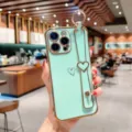 Coque iPhone cœur galvanisé avec lanière de poignet en métal et design mignon pour Apple. - Cœur Creux Électroplaqué + Dragonne Vide / Vert Menthe / iPhone 14 Pro Max