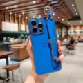 Coque iPhone bleue électroplaquée bord doré avec sangle cœur dragonne variante étui stylé - Cœur Creux Électroplaqué + Dragonne Vide / Bleu Klein / iPhone 14 Pro Max