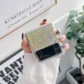Nahaufnahme der klaren Glitzer Epoxid Handyhülle mit funkelndem Pailletten-Design im Detail. - Gold