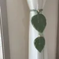 Handmade macrame curtain tieback with green leaves and wooden beads, bohemian home decor. - Bean Green