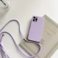 Lavendel siliconen telefoonhoesje met crossbody koord zachte TPU hoes voor iPhone. - Gras Paars / iPhone 13