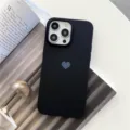 Détail de la coque de téléphone mate avec motif cœur élégant sur fond texturé élégant. - Noir