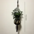 Colgador de plantas de macramé de algodón negro hecho a mano para decoración de interiores. - Negro