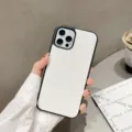 Vista detallada de la funda de teléfono de piel de cocodrilo blanca, textura y recortes precisos. - iPhone X/XS / Blanco
