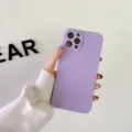 Detalle de cerca de la funda de teléfono de silicona morada lisa con recortes precisos para cámara. - Violeta Claro / iphoneXR