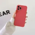 Primer plano detallado de una funda de teléfono lisa y agradable, textura suave y recortes. - Rojo espino / iPhone XR