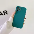 Detalle de funda de silicona verde oscura, tacto suave agradable, recortes muy precisos. - Verde oscuro / iphoneXR