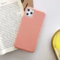 Détail de coque de téléphone en silicone unie montrant texture mate douce et découpe caméra. - Mauve / iPhone XR