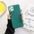 Gros plan d'une coque de téléphone en silicone vert uni tenue en main, détail épuré. - Vert Foncé / iPhone XR
