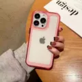 Vue de détail d'coque de téléphone en acrylique bicolore avec bord rose et dos transparent. - iPhone 7/8 / Rose rouge