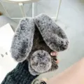 Detalle de la funda de teléfono de peluche de conejo suave con orejas bonitas y pelo. - Marrón / iphone11