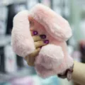 Funda teléfono conejo peluche detalle, suave cubierta rosa peluda textura primer plano. - Rosa / iphone11