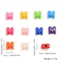 Perles alphabet M en acrylique colore pour fabrication de bijoux DIY accessoires de bracelet. - Style Lettre M (YKL0226-13) / 10 Pièces/Paquet / Multicolore Mixte