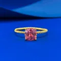 Vista di dettaglio dell'anello in argento con pietra padparadscha e fascia intrecciata. - n.5 / Anello Padparadscha (R111)