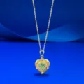 Gros plan d'un collier pendentif cœur vert menthe avec or brossé et détails en cristaux. - Argent 925 / Vert Menthe (Pendentif Cœur)