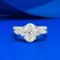 Magnifique bague en moissanite ovale 7x10mm avec pierres latérales et design empilable. - Taille 5 / Ensemble de Bagues Moissanite