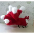 Peluche artisanale de renard à neuf queues rouge, décoration réaliste d'animal en fausse fourrure. - Renard Rouge avec Bout de Queue Blanc
