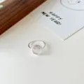 Detailansicht eines silbernen Offenen Rings mit mattem Smiley-Gesicht und funkelnden Zirkonia. - Smiley-Gesicht-Ring (K888) / Silber