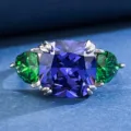 Splendido anello in tanzanite taglio radiant 10x10mm con pietre verdi in argento sterling S925. - n.5 / R607 Blu Tanzanite