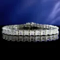 Nahaufnahme des funkelnden Tennisarmbands aus Silber mit Zirkoniasteinen im Prinzessinschliff. - 16cm