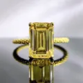 Nahaufnahme Detail eines wunderschönen gelben Zirkonia Rings im Smaragdschliff mit Band. - Größe 5 / Gelb