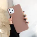 Vue détaillée de la coque de téléphone en silicone marron mocha, texture douce et ajustée. - Marron / iPhone XR