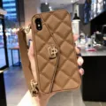 Funda de teléfono acolchada marrón con elegante correa de cadena dorada y bolsillo. - Funda Trasera / Compatible con iPhone 7/8 / Café