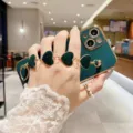 Detalle de funda de teléfono con cadena de corazón verde, elegante borde chapado. - iPhone XR / Verde Oscuro Galvanizado + Corazón