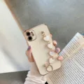 Funda de teléfono blanca elegante con cadena dorada y pulsera de corazón para iPhone. - iPhone 13 Pro Max / Blanco Galvanizado + Corazón