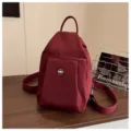 Kleine Nylon Rucksack für Damen, stilvoller dunkelroter Freizeit-Tagesrucksack mit Vordertasche. - Burgunderrot