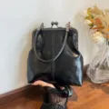 Bolso de mano vintage negro con cierre de beso, elegante bolso cruzado de cuero PU. - Negro