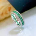 Primer plano detalle de anillo de plata corte princesa piedra verde con micro pave circonita. - Talla 5 / R364 Verde