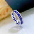 Plano detalle de un anillo de plata S925 con piedras azules y circonitas brillantes. - Talla 5 / R364 Azul