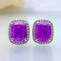 Nahaufnahme Detail von kissengeschliffenen violetten Edelstein Ohrringen mit funkelndem Zirkonia. - 925er Silber / Lila