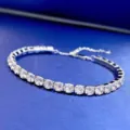 Primo piano dettagliato di un bracciale tennis scintillante con pietre preziose sfaccettate. - Argento 925 / Bracciale 4mm 17cm