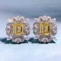 Detailaufnahme von luxuriösen Ohrsteckern mit gelbem Smaragdschliff und funkelnden Zirkonen. - Gelber Stil (E189) / 925er Silber / Gelb