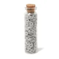 Perles intercalaires en argile polymère grise dans un flacon en verre transparent avec bouchon liège. - Gris