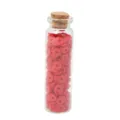 Flacon en verre transparent rempli de perles en argile polymère rouge pour bijoux. - Rouge pastèque